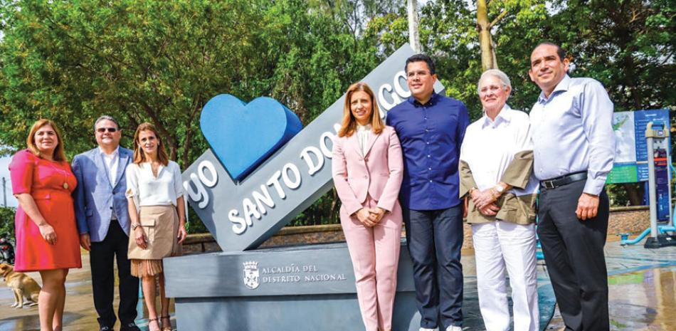 El alcalde junto a personalidades que apoyan el parque.