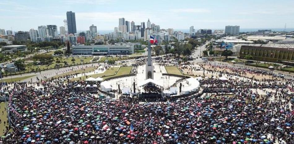 Miles de personas están presentes en Plaza de la Bandera. Foto Raúl Asencio.