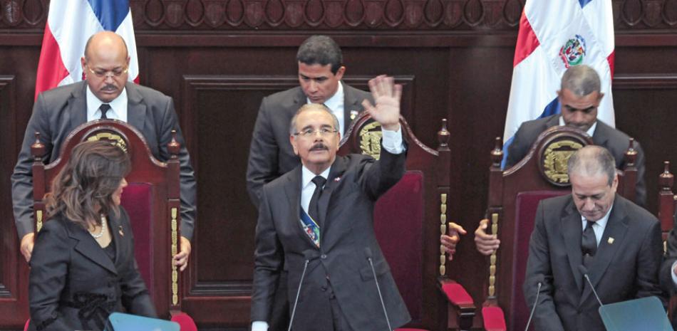 El presidente Danilo Medina junto a la vicepresidenta Margarita Cedeño y el presidente del Senado.