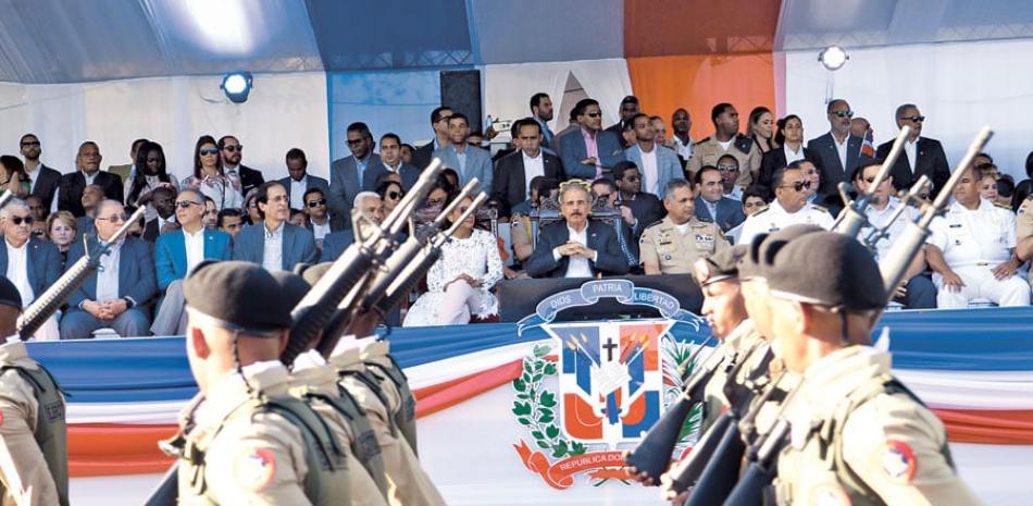 El presidente Danilo Medina encabezó el último desfile militar bajo su gestión gubernamental que finaliza el 16 de agosto de este año. /GLAUCO MOQUETE