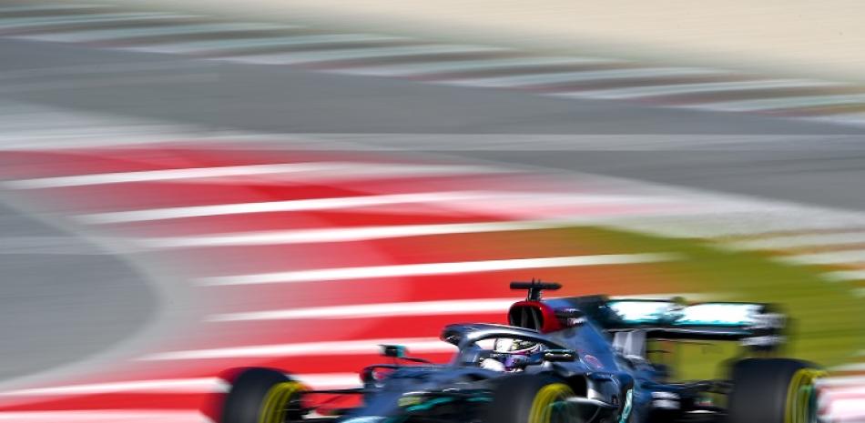 Lewis Hamilton, de la escudería Mercedes, aparece durante su actuación en los entrenamientos finales para la temporada de Fórmula Uno.