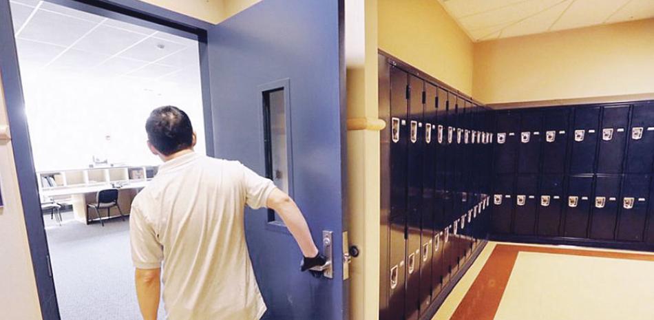 Un intendente abre la puerta en una escuela de Washington. AP