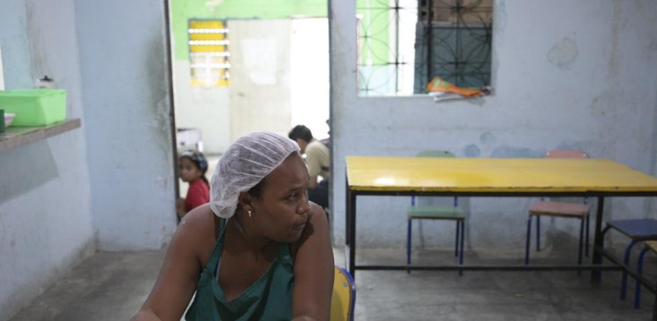 En esta foto del 27 de febrero de 2020, Yeri Guerra, de 39 años, se sienta dentro de un comedor comunitario en el barrio de Petare en Caracas, Venezuela. (AP Foto/Ariana Cubillos