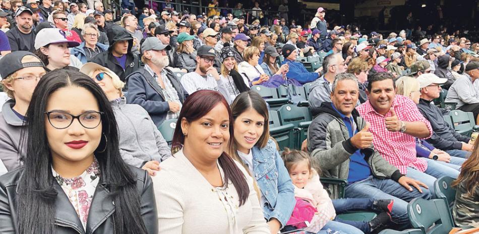 Octavia Díaz (blusa blanca) madre de Freddy Peralta y su esposo Pedro (chaqueta gris) acompañados de otros familiares durante un partido del pitcher de los Cerveceros.