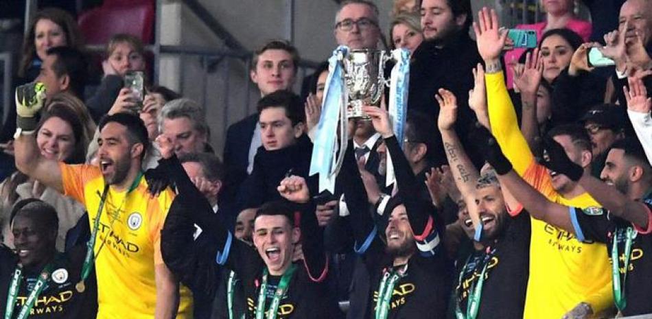 Los jugadores del Manchester City celebraron la conquista de la Copa de la Liga inglesa por tercera temporada consecutiva.
