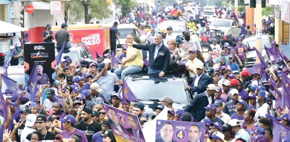 Gonzalo Castillo encabezó una caravana en Azua.