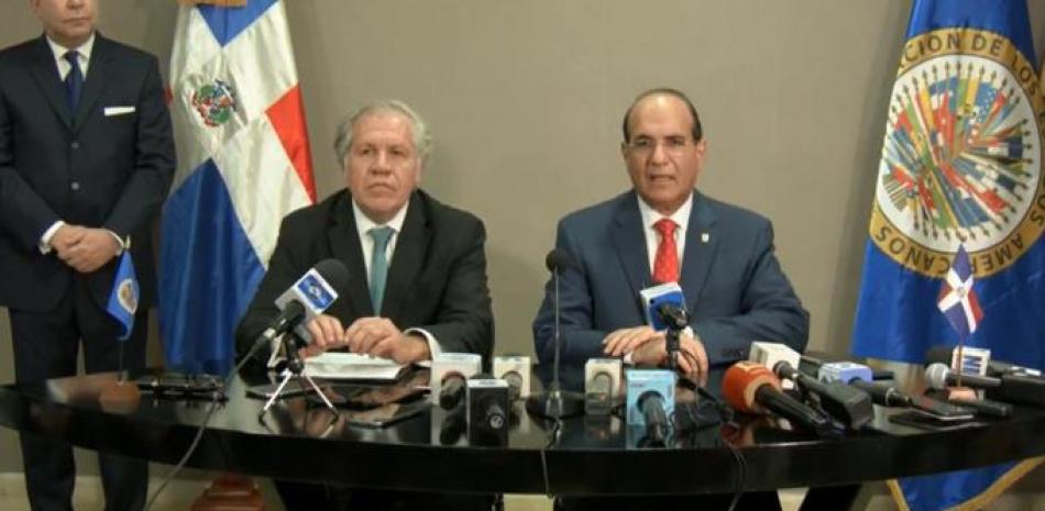 Fotografía del presidente de la Junta Central Electoral, Julio César Castaños Guzmán, y el secretario general de la OEA, Luis Almagro.
