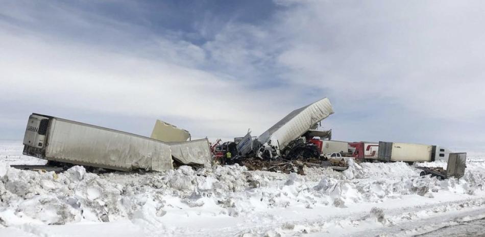 Múltiples vehículos yacen en el lugar de un accidente múltiple el lunes 2 de marzo de 2020, en la autopista interestatal 80, en el sur de Wyoming. (Patrulla de Carreteras de Wyoming vía AP