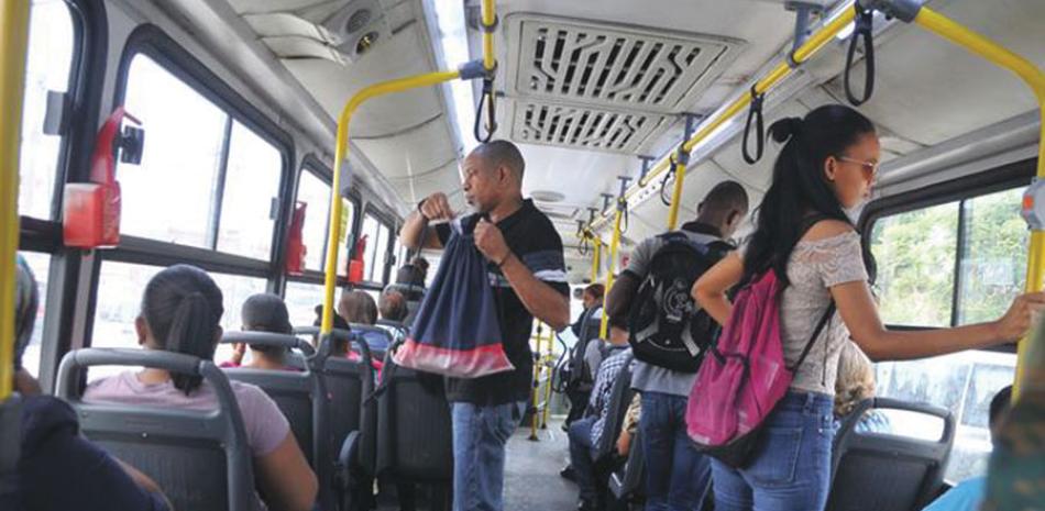 Los autobuses de la OMSA están siendo higienizados para evitar el contagio del coronavirus.