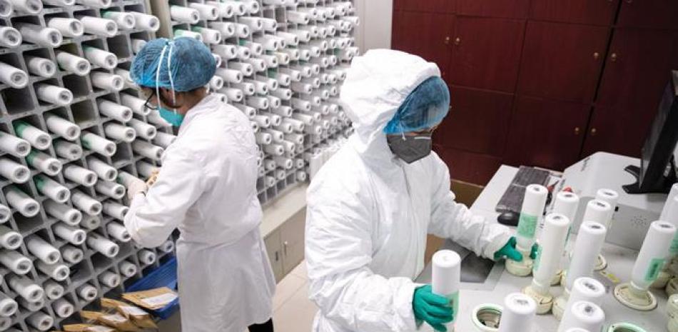 Personal médico trabaja en la elaboración de medicna tradicional china para tratar a pacientes infectados por el coronavirus, en Wuhan, China. / AFP