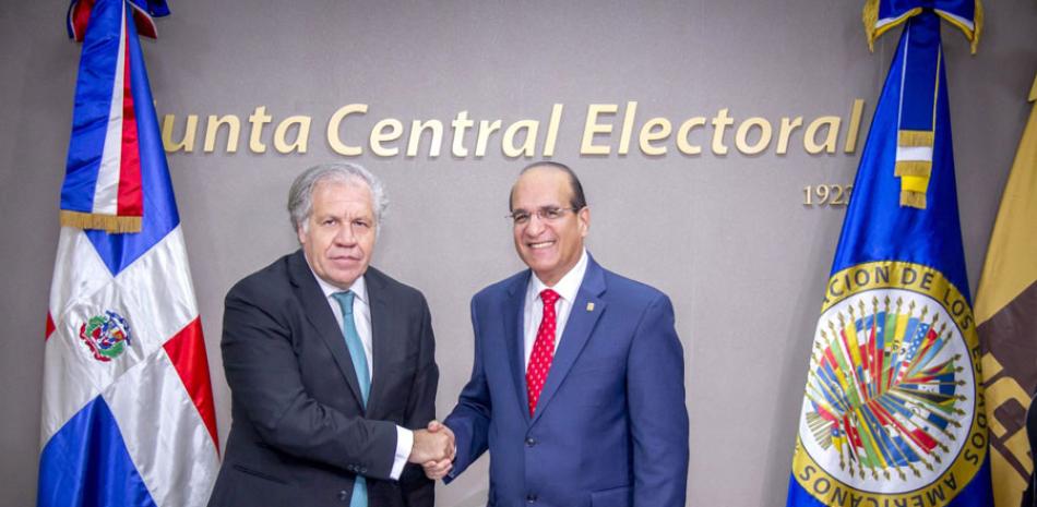 Luis Almagro, secretario general de la OEA, y Julio César Castaños Guzmán, presidente de la JCE, se reunieron ayer para firmar el acuerdo de auditoría.