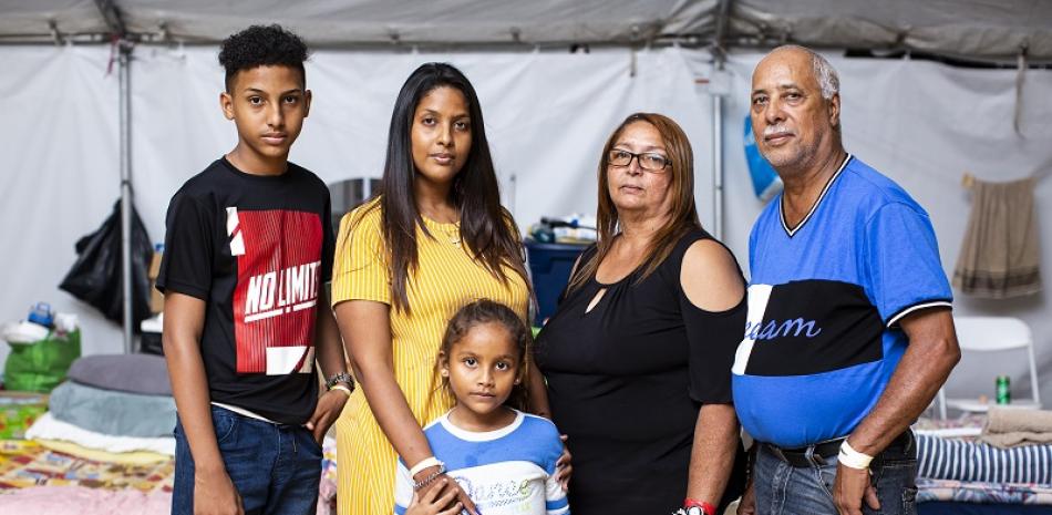 Pedro A. Ramírez, a la derecha, un veterano de la guerra del Golfo, de 65 años, con su esposa, su hija y dos nietos en el refugio gubernamental donde viven en Guánica, Puerto Rico, el 13 de febrero de 2020. (Érika P. Rodríguez/The New York Times)