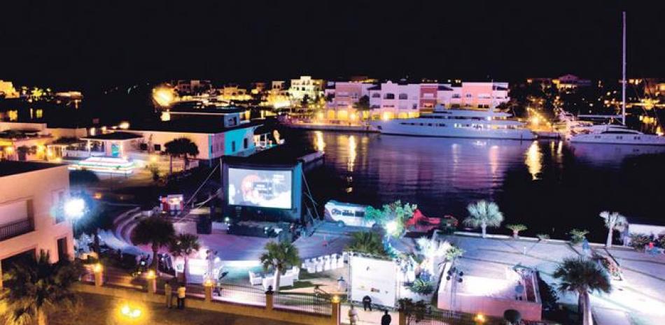 El anfiteatro frente a la marina de Cap Cana, previo a la llegada de los protagonistas y los invitados de “Cine en la Marina”, organizado por el hotel Áncora Punta Cana.
