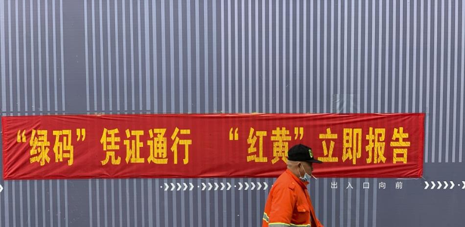 En una fotografía sin fecha de Paul Mozur, un letrero como de propaganda recuerda a los viajeros las reglas en el metro de Hangzhou, China (Paul Mozur vía The New York Times).