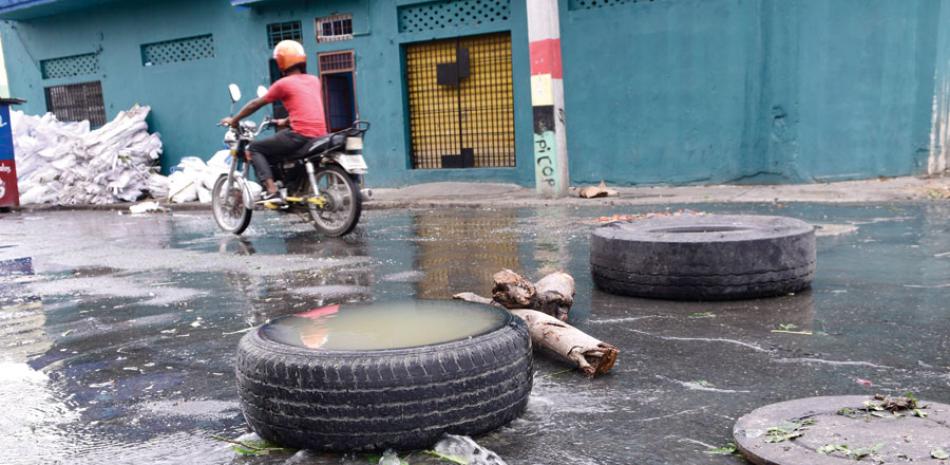Vecinos de la calle Del Monte y Tejada en San Carlos reclaman la solución al derrame de aguas residuales. VÍCTOR RAMÍREZ