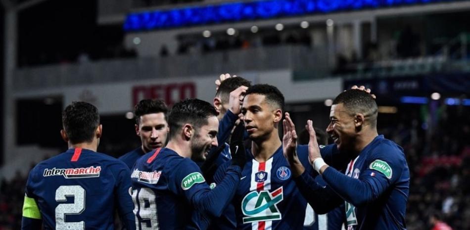 Jugadores del PSG se felicitan luego de una victoria.