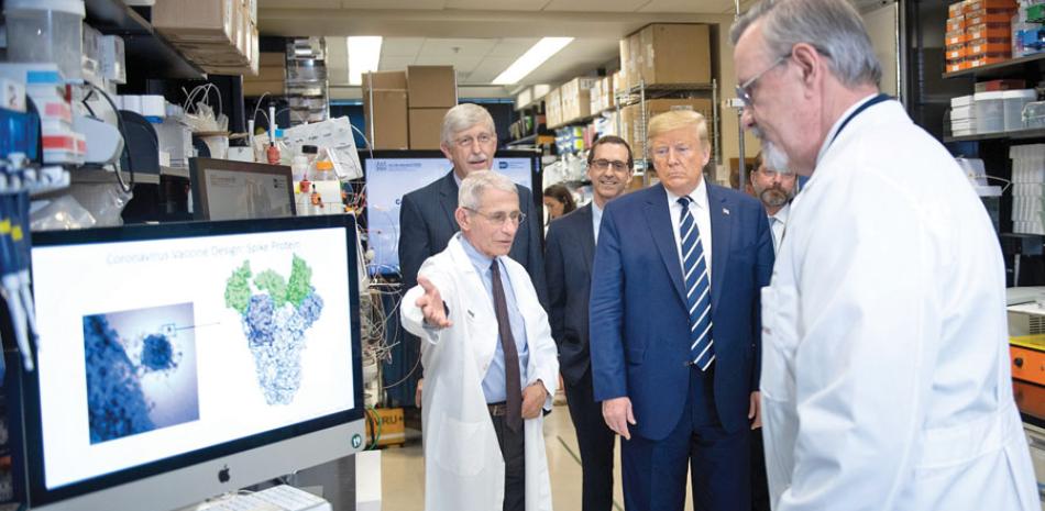 El presidente Donald Trump visitó ayer el Instituto Nacional de Enfermedades Alérgicas e Infecciosas en Bethesda, Maryland.