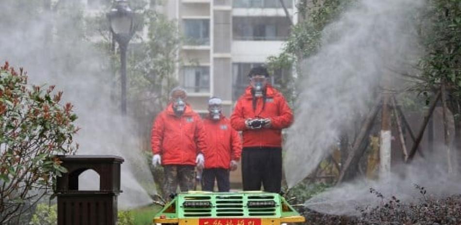Robot desinfectante utilizado en la ciudad de Wuhan. / AFP