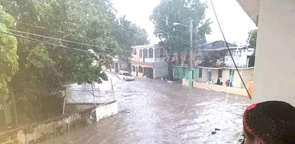 Calles de sectores de Puerto Plata quedaron anegadas a causa de las lluvias registradas en la región Norte. EDGAR LANTIGUA/LISTÍN DIARIO
