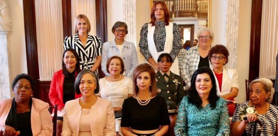 Fotografía de las trece mujeres que recibieron la Medalla al Mérito por el presidente de la República Danilo Medina