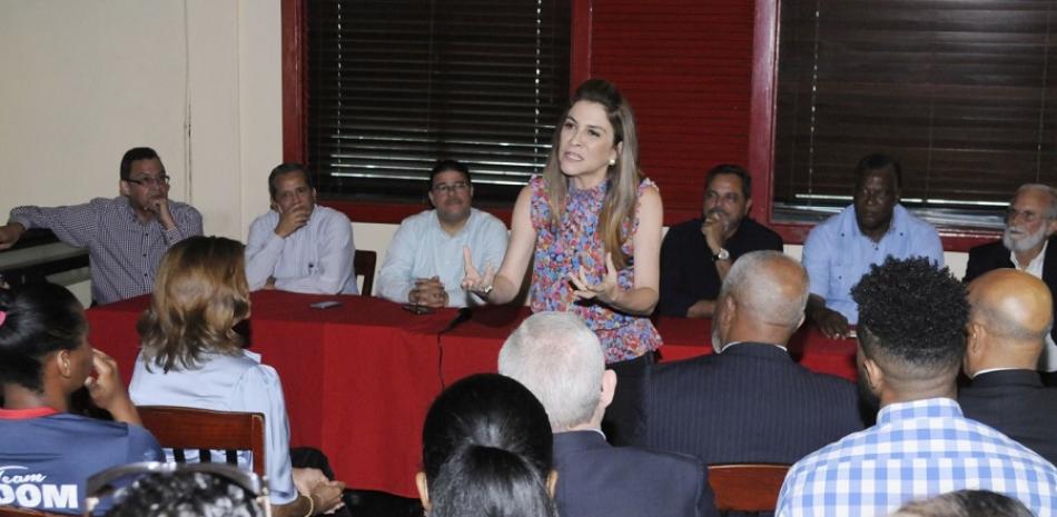 Carolina Mejía habla durante un encuentro con deportistas en el restaurant Tony Romas.