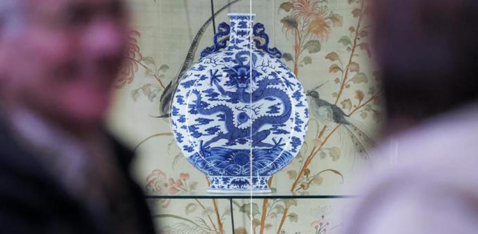 Cantimplora que perteneció al emperador chino del siglo XVIII Qianlong, vendida en una subasta en Bourges (Francia) por 5,53 millones de dólares, el 7 de marzo de 2020 AFP