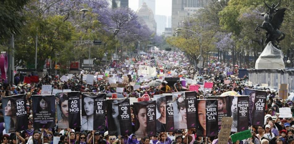 Mujeres marchando durante el Día Internacional de la Mujer en Ciudad de México, el domingo 8 de marzo de 2020. Las protestas contra la violencia de género en México se intensificaron en los últimos años en medio de un aumento de los asesinatos de mujeres y niñas. (AP Foto/Eduardo Verdugo)