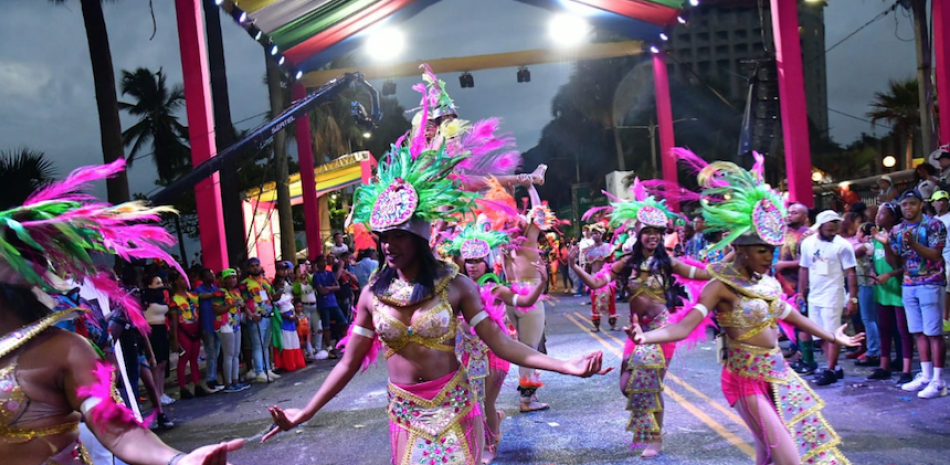 Una de las vistosas comparsas que ayer se dieron cita en el Malecón de la capital en el desfile nacional del Carnaval 2020, donde concurrieron miles de personas. GLAUCO MOQUETE/LISTÍN DIARIO