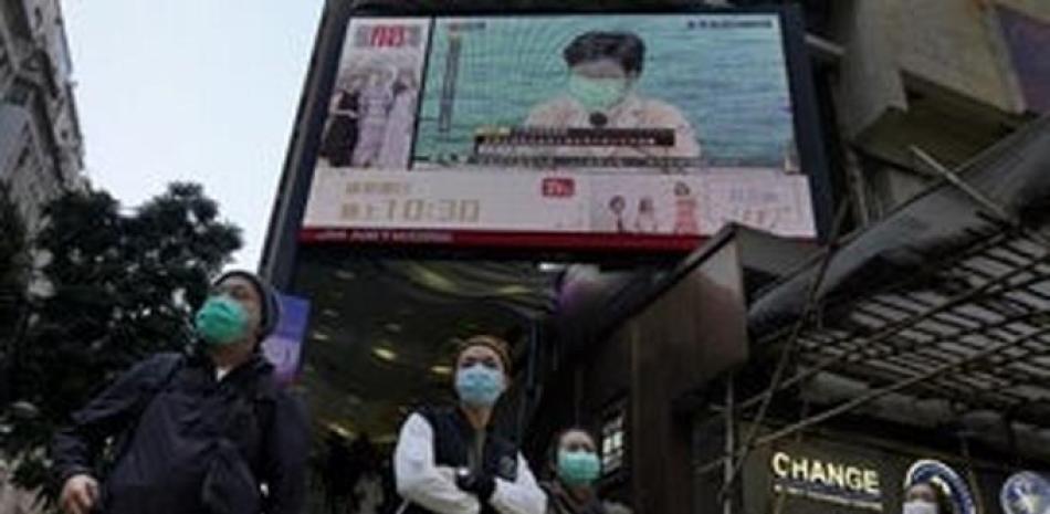 Personas en China utilizan mascarillas para evitar contagio, foto de archivo. / Listín