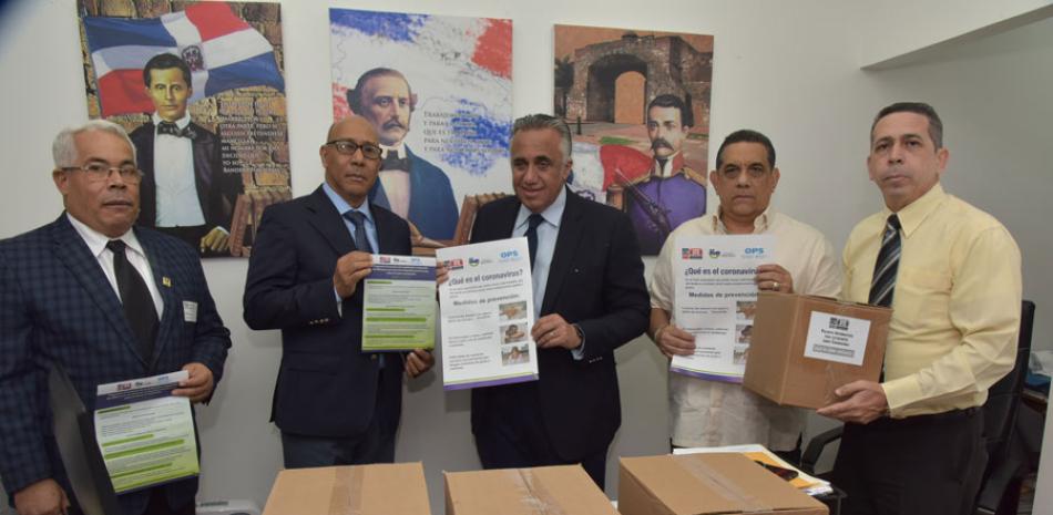 Henry Santos entrega un lote de material de orientación de prevención del Coronavirus a dirigentes del Comité Olímpico Dominicano encabezados por Luis Mejía.