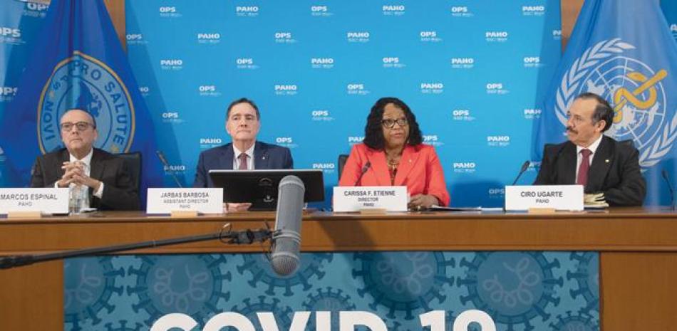 El doctor Marcos Espinal, junto a Jarbas Barbosa da Silva Jr., subdirectora de la OPS; Carissa Etienne, directora del director regional para las Américas de la OPS y la OMS, y Ciro Ugarte, director del Departamento de Emergencias Sanitarias de la OPS, durante una conferencia de prensa sobre el coronavirus en la sede de la OPS en Washington. /AFP