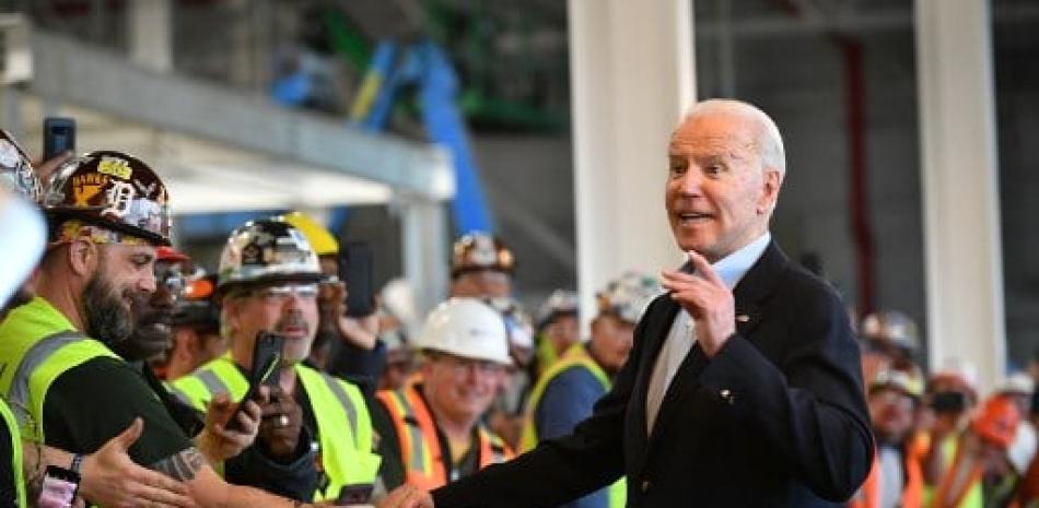 El candidato presidencial demócrata Joe Biden se reúne con los trabajadores mientras recorre la planta Fiat Chrysler en Detroit, Michigan. Mandel Ngan/AFP.