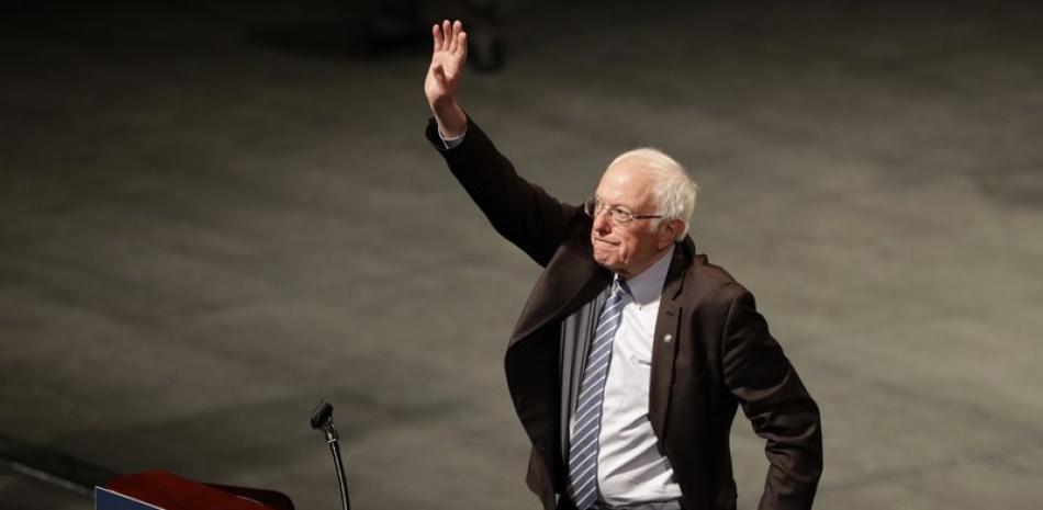 El precandidato presidencial demócrata Bernie Sanders agradece a sus simpatizantes durante un evento de campaña el lunes 9 de marzo de 2020, en San Luis. (AP Foto/Jeff Roberson)