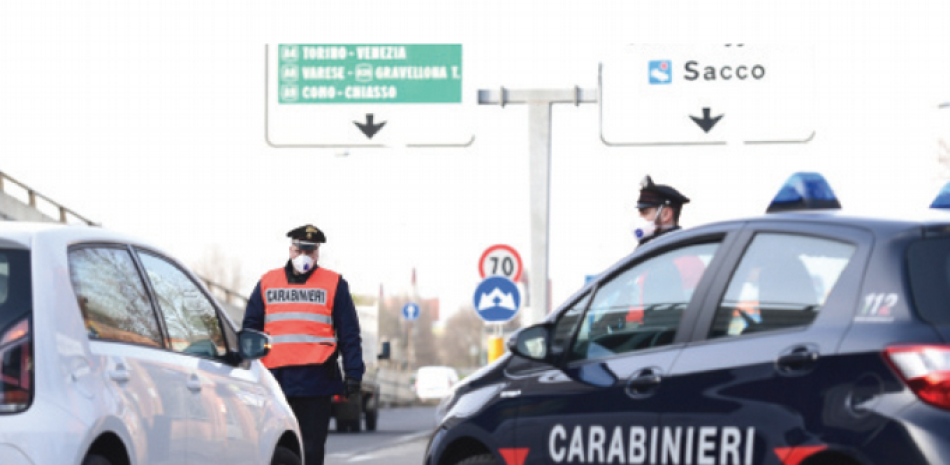 Policías italianos en alerta ante crisis por el virus.
