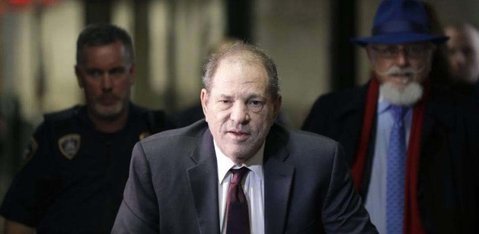 En esta foto del 20 de febrero del 2020 , Harvey Weinstein llega a una corte en Manhattan durante su juicio por violación en Nueva York. Weinstein fue sentenciado el miércoles 11 de marzo a 23 años en prisión. (AP Foto/Seth Wenig, Archivo)