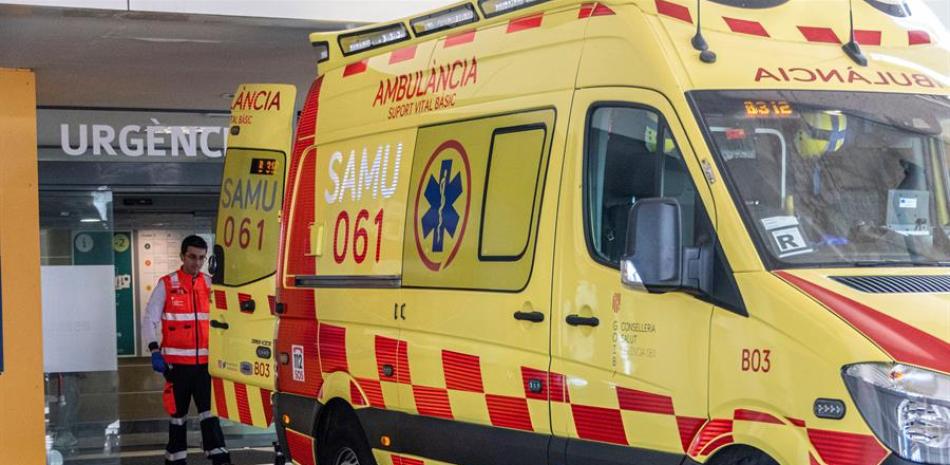 Ambulancia traslada personas contagiadas con el coronavirus a un hospital en España. / EFE