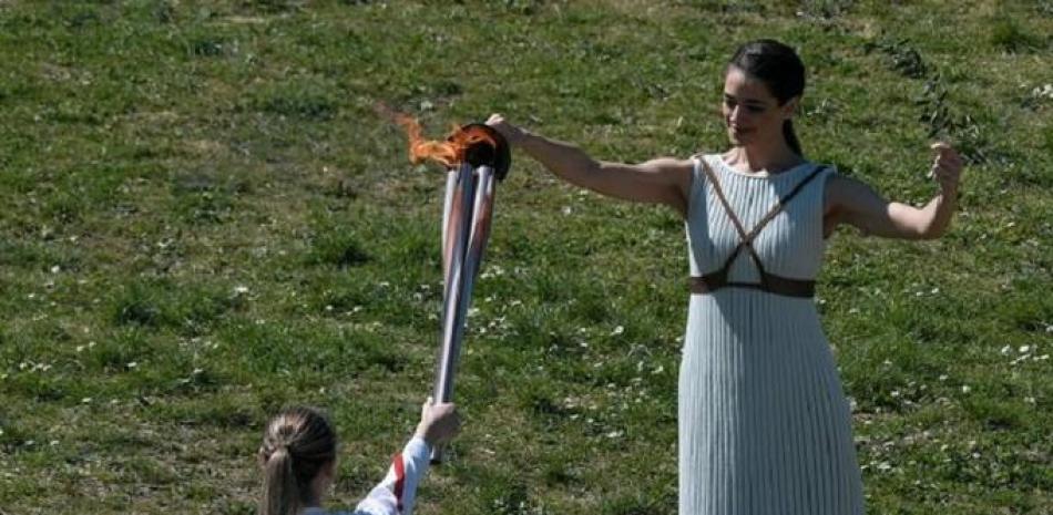 Anna Korakaki, campeona olímpica, mundial y europea de tiro recibe la llama olímpica que fue encendida este jueves en Olímpia.
