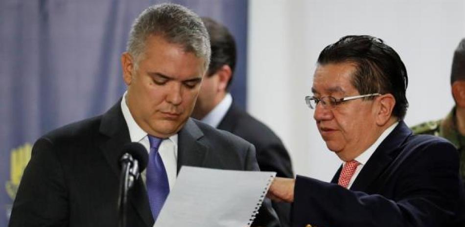 El presidente de Colombia, Iván Duque junto al ministro de Salud de la referida nación, Fernando Ruíz antes de declarar la emergencia sanitaria. Foto: Efe.