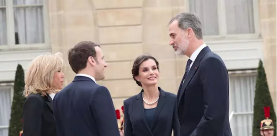 Los Reyes Felipe VI y Letizia junto al presidente de Francia Emmanuel Macron y su esposa Brigitte Macron, durante el Primer Día Nacional homenaje a las Víctimas del Terrorismo en Francias. / EP