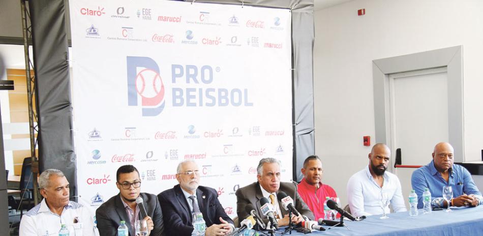 José Gómez, gerente general al momento de hablar sobre el equipo. Figuran Valentín Contreras, Vitelio y Luis Mejía, Fernando Tatis, Wilkin Castillo y José Canó.