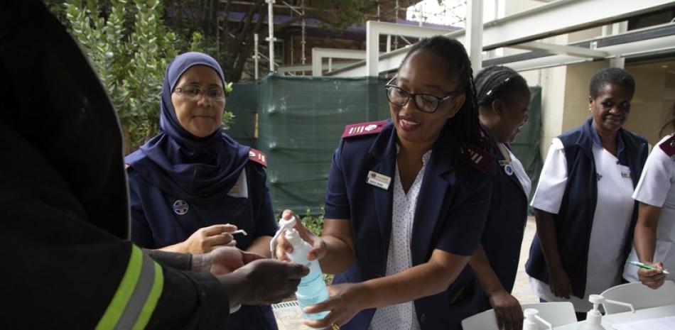 Medidas sanitarias por el coronavirus, en un hospital de Johannesburgo el 11 de marzo del 2020. (AP Photo/Denis Farrell)