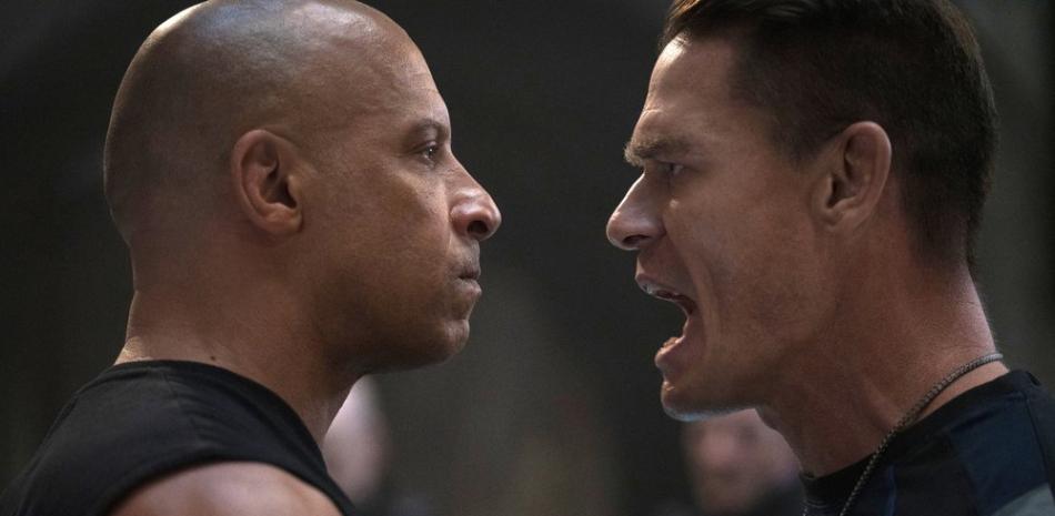 Vin Diesel, izquierda, y John Cena en una escena de "F9" en una imagen proporcionada por Universal Pictures. Universal Pictures anunció que la nueva película de la serie "Fast and Furious" titulada "F9" no será estrenada en 2020 por el brote de coronavirus, se aplazará hasta 2021. (Giles Keyte/Universal Pictures via AP)