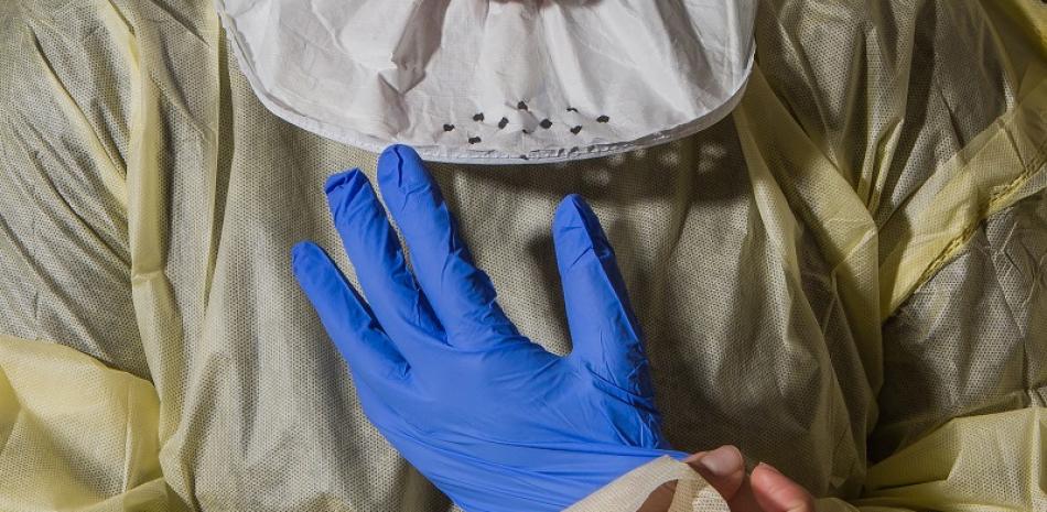 Un trabajador de la salud se coloca los guantes durante una muestra de capacitación con equipo de protección usado para el coronavirus, en un hospital de Northridge, California, el 3 de marzo de 2020. (Alex Welsh/The New York Times)