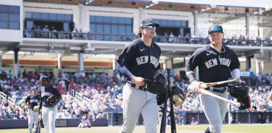 Jugadores de los Yankees al momento de abandonar el campo el pasado jueves tras darse la información de la suspensión de los entrenamientos.