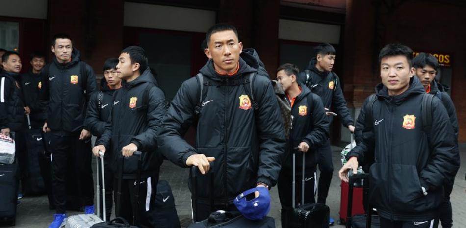 Integrantes del equipo chino mientras se encontraba en el Aeropuerto de España