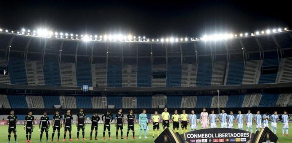 Jugadores de los equipos de Alianza, de Perú y Racing Club, de Argentina previo a la celebración de un partido a puerta cerrada