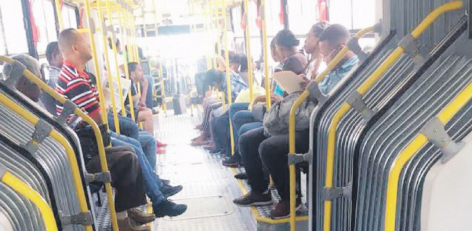 Los pasajeros del Metro, Teleférico y de la OMSA usan estos medios de transporte colectivo sin ninguna precaución a pesar de la pandemia del coronavirus. ELIANA LEDESMA/LISTÍN DIARIO