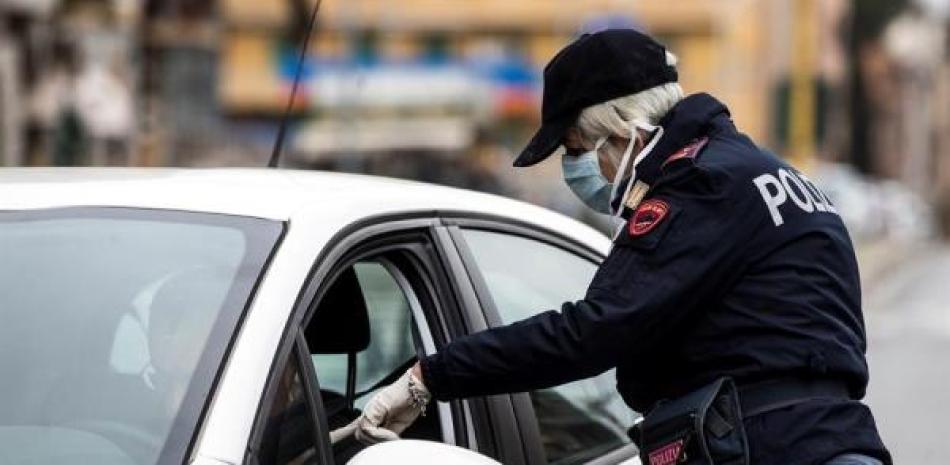Polícia en Italia realiza controles en medio de las nuevas medidas tomadas para evitar contagio del nuevo coronavirus. Foto: EFE.