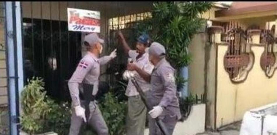 Momento en que los agentes de la Policía Nacional intentan apresar al hombre. / Captura de video