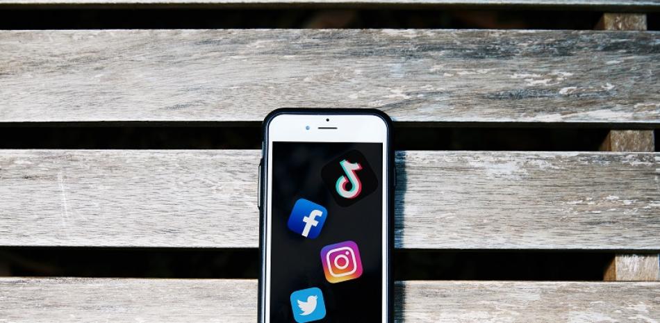 Los retos virales en TikTok, Facebook, Instagram y Twitter ayudan a que los usuarios de las redes sociales combatan el tedio del aislamiento en casa. (Ilustración fotográfica de The New York Times)